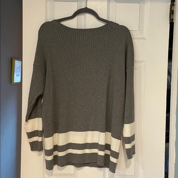 Chico's Ribbed Knit Top in Gray Sweater Size 2 NWT - Picture 5 of 8
